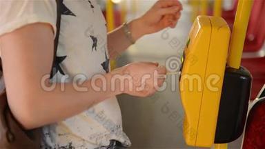 在公共汽车上张贴近人手插票，在公共交通工具上张贴妇女插车票